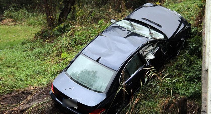 Goręczyno. Wpadli BMW do rzeki - życie uratował im strażak po służbie
