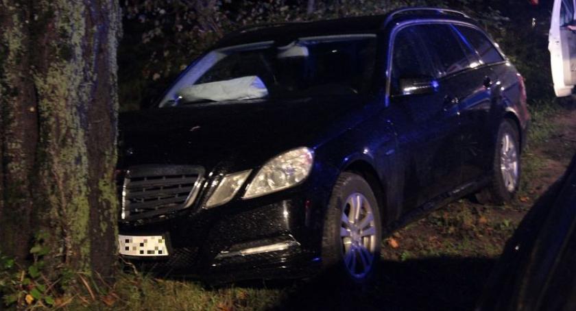 Kosowo. Mercedesem w drzewo