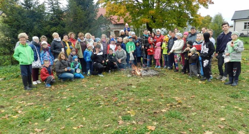 Miszewo. Sadzili żonkile i robili jesienne porządki