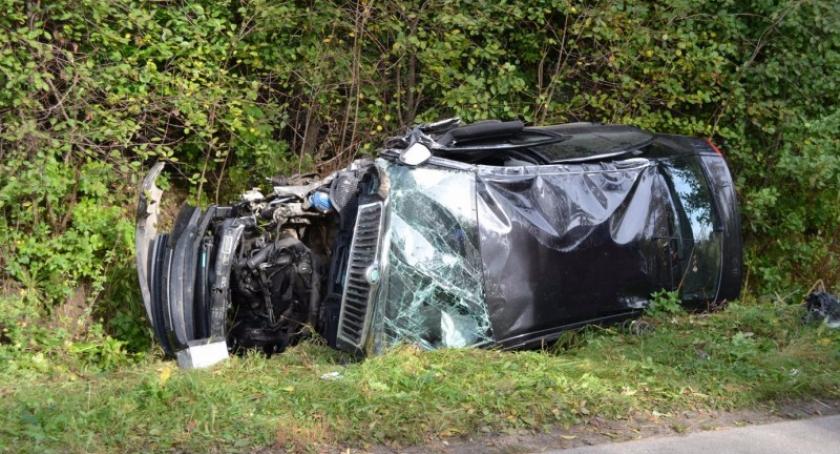 Kamela. Rozbił samochód na drzewie - był pijany