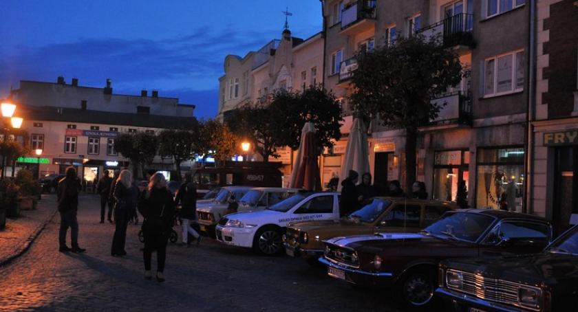 Classówka nocą - perełki motoryzacji opanowały kartuski Rynek