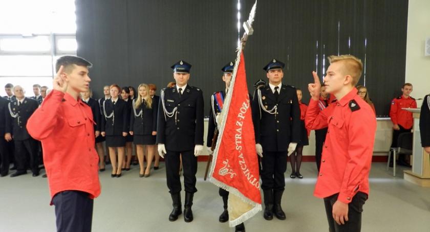 Żukowo. Strażacka młodzież ślubowała, zasłużeni druhowie odbierali odznaczenia