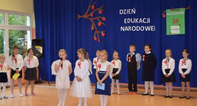 Grzybno. Uczniowie w podziękowaniu dla nauczycieli