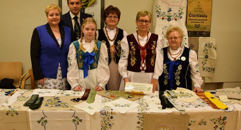 Żukowskie hafciarki na gali w krakowskich Sukiennicach