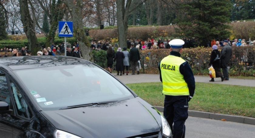 Policjanci rozpoczynają akcję Znicz i przypominają o zasadach bezpieczeństwa