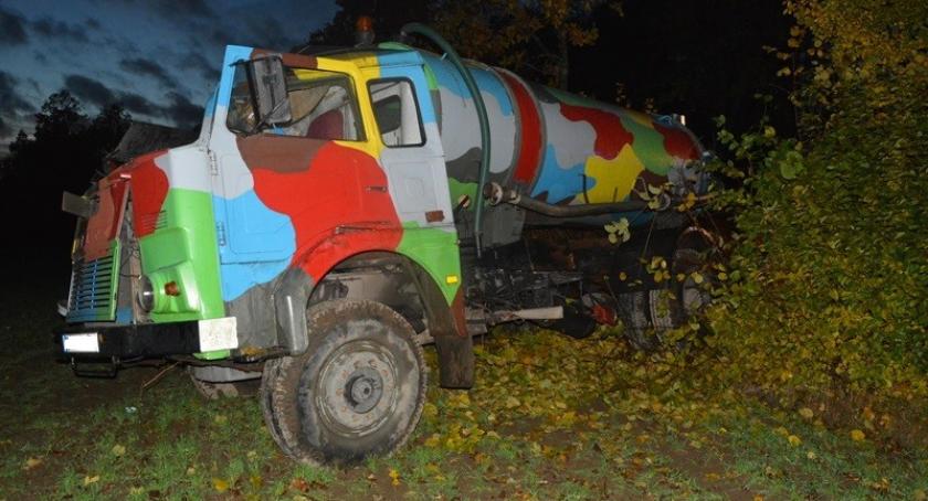 Gołubie. Uderzył Jelczem w drzewo - był pijany