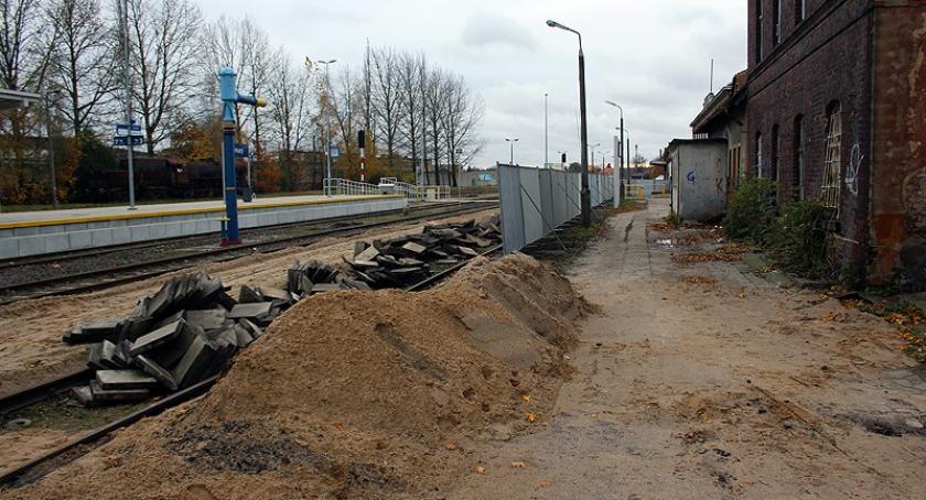 Kartuzy. Ruszyły pierwsze prace przy budowie dworca - są utrudnienia dla podróżnych