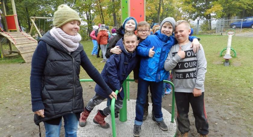 Nowy plac zabaw i parking przy żukowskiej podstawówce