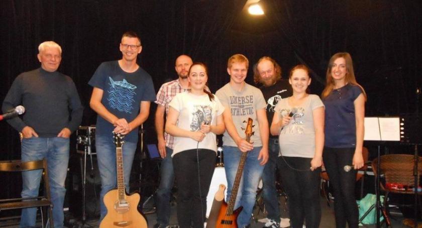 Grupa JASS & ONE stworzyła muzykę do poezji ks. Twardowskiego. Walczy o płytę