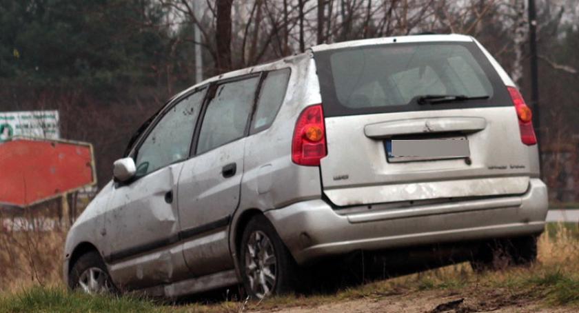 Borkowo. Mitsubishi uderzyło w słup i dachowało