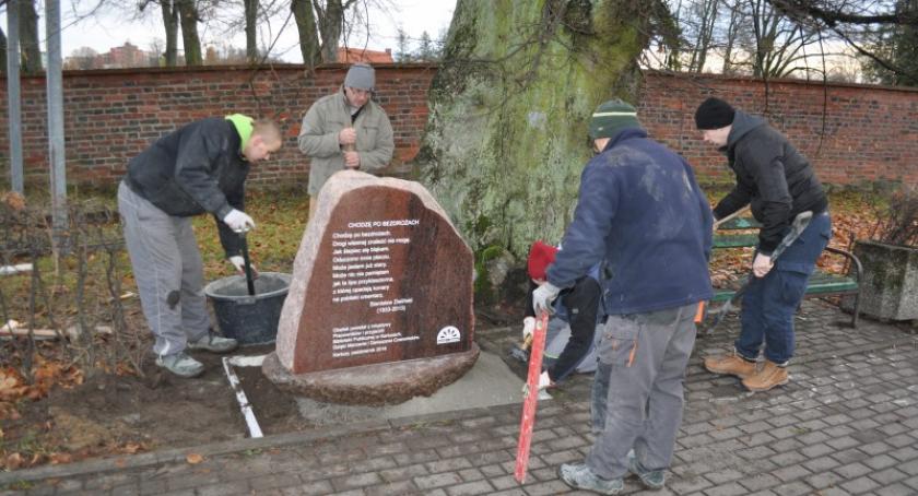Kartuzy. Pod prastarą lipą stanął pamiątkowy obelisk