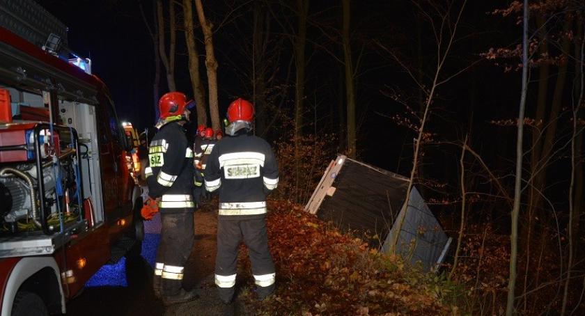 Kartuzy. Samochód w rowie - kierowca w szpitalu