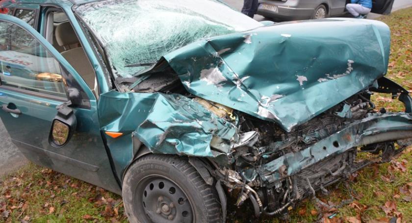 Złota Góra. Czołowe zderzenie forda z audi