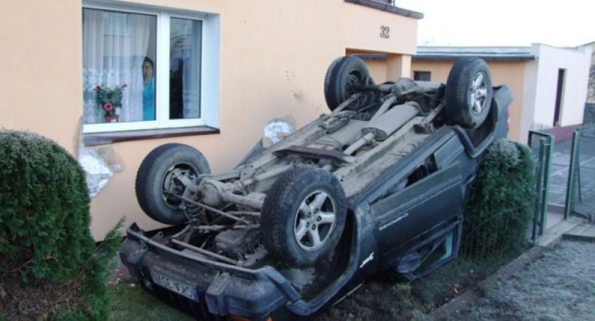 Kartuzy. Jeep dachował i uderzył w dom