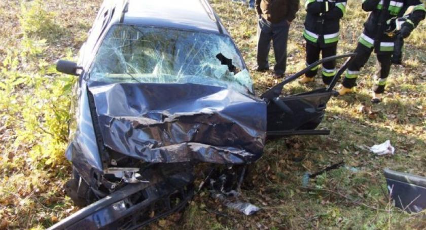 Chmielno. Passat rozbił się na drzewie