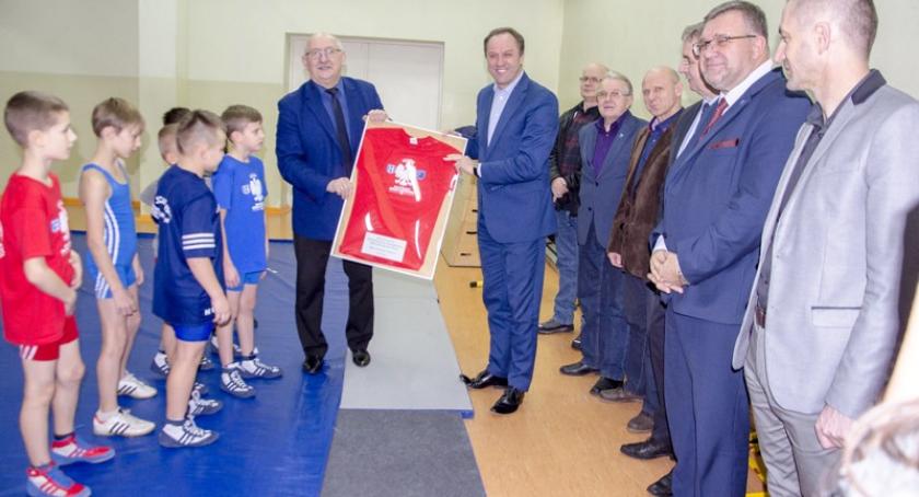 Marszałek Struk z wizytą na treningu zapaśników GKS Cartusia Kartuzy