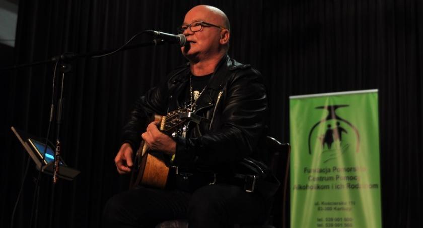 Charytatywny koncert PCPAiiR z niezwykłym świadectwem trzeźwości Piotra Nagla