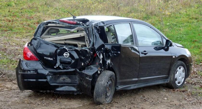 Przodkowo. Nissan uderzył w drzewo