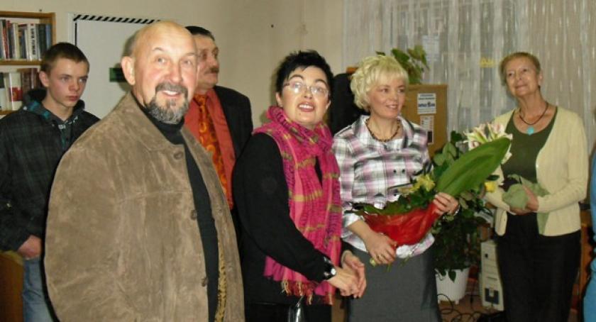 Umil sobie jesień malowanymi kwiatami