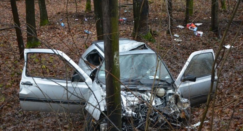 Łapalice. Golf wypadł z drogi i rozbił się na drzewie