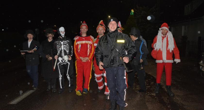 Chodzą od domu do domu, gwar i harmider czyniąc ogromny
