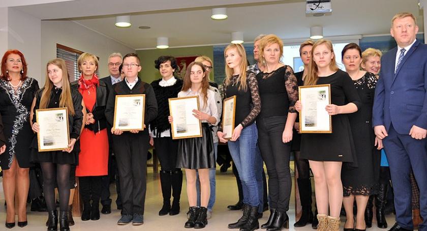 Najlepsi absolwenci uczący się języka kaszubskiego z nagrodami Haliny Ewy Buchacz