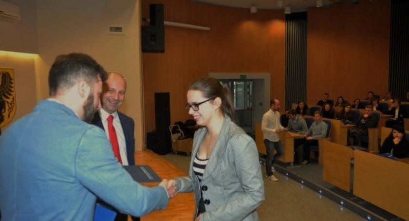 Kartuzy. Sukces Oliwii Armatowskiej w wojewódzkim konkursie o prawie pracy