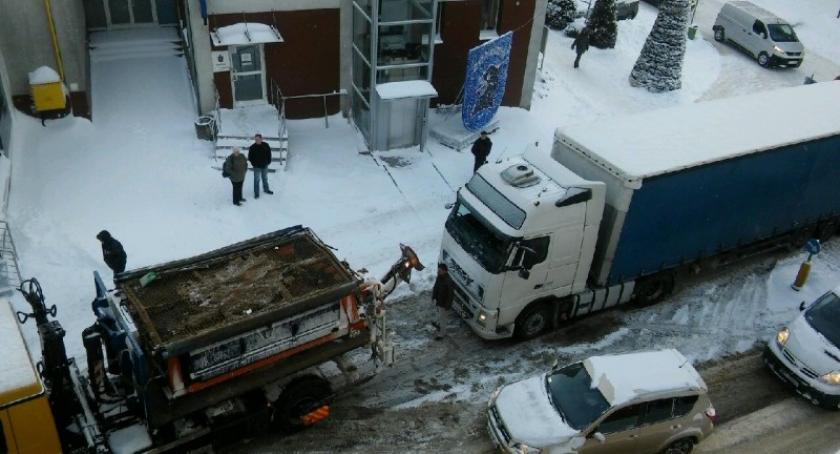 Zima zaatakowała. Trudne warunki na drogach w całym powiecie