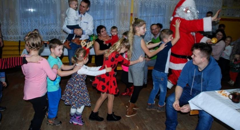 Mikołaj odwiedził dzieci strażaków z OSP Miechucino