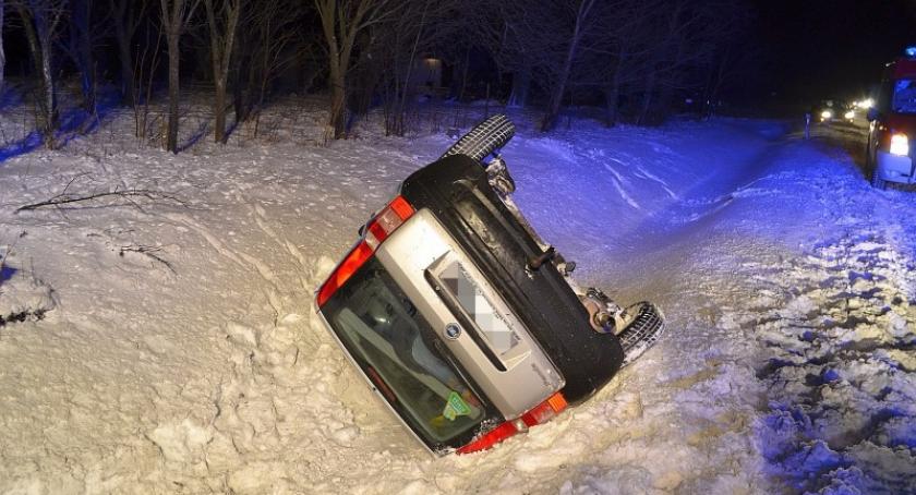Wyczechowo. Fiat wypadł z drogi i dachował