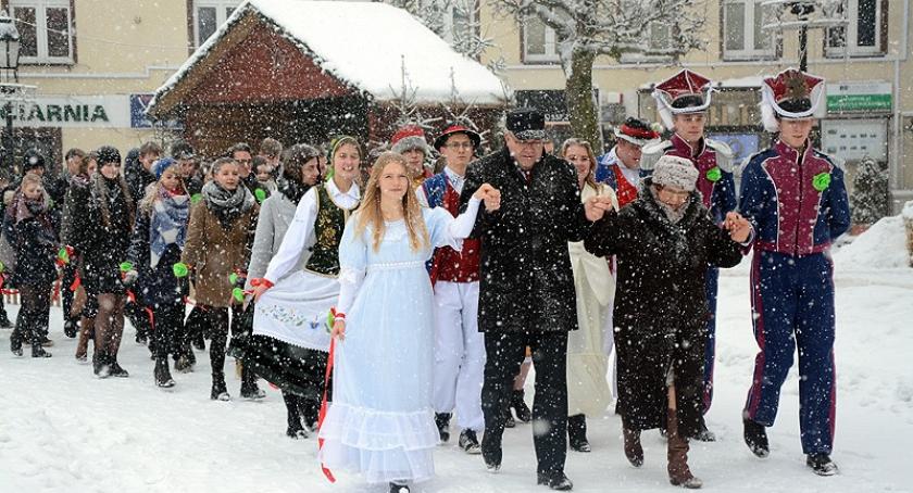 Polonez maturzystów w zimowej, kapryśnej aurze