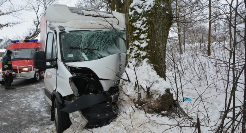 Kawle. Iveco rozbiło się na drzewie - ranny kierowca