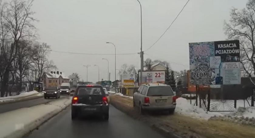 Chwaszczyno. Wyprzedzał sznur pojazdów.... chodnikiem!