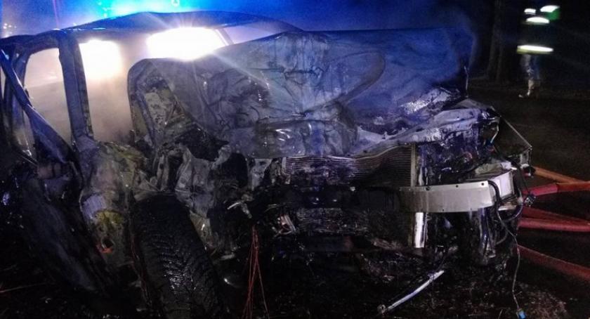 Kawle. Opel uderzył w drzewo i stanął w płomieniach