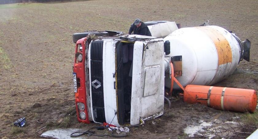 Niestępowo. Przewróciła się betoniarka