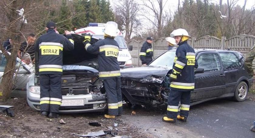 Krowie Łąki. Dwie osoby ranne w wypadku