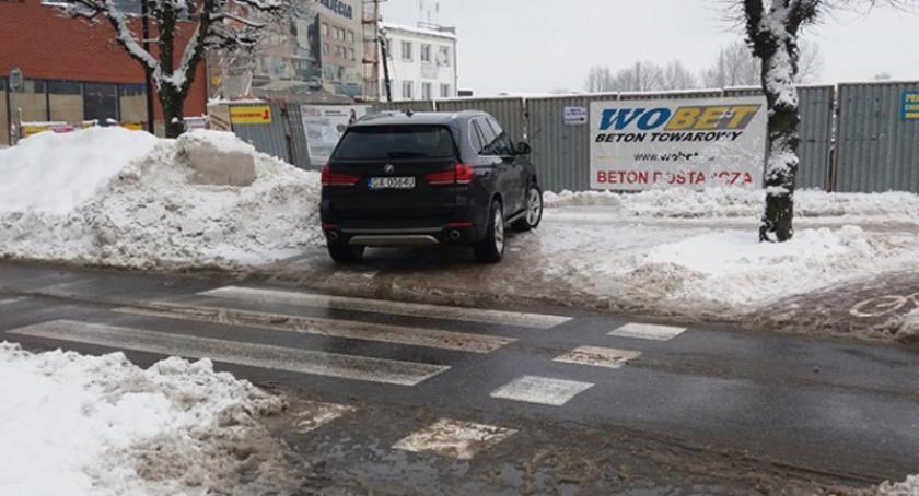 Mistrzowie parkowania. Zastawili chodnik i poszli pomodlić się do kościoła
