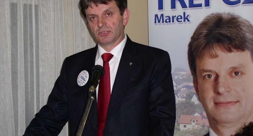 Na zwolnieniu, ale w kampanii?