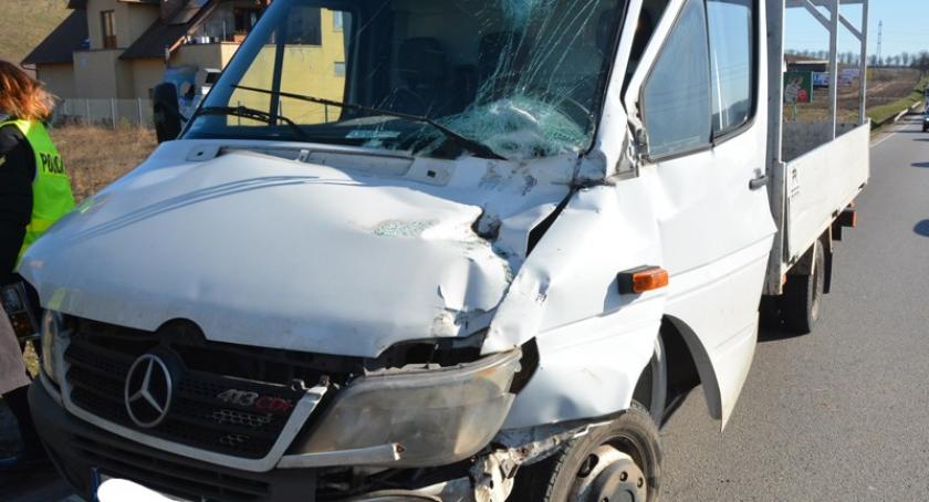 Lniska. Dostawczy mercedes uderzył w DAFa