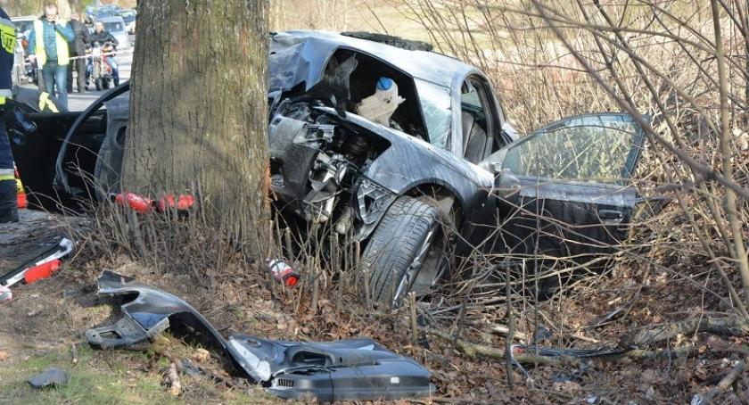 Karwacja. Audi rozbiło się na drzewie - dwie młode osoby ranne