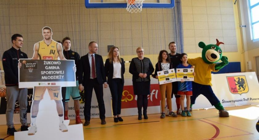 Masa atrakcji na Szkolnym Baskecie w Baninie