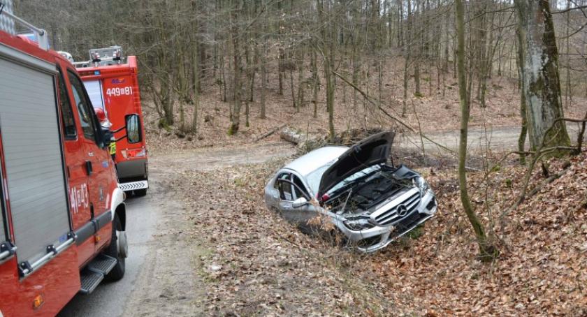 Wieżyca. Mercedes wypadł z drogi