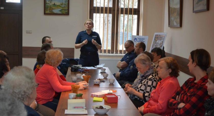Uwaga seniorzy! Chwilę nieuwagi możesz przepłacić utratą oszczędności życia