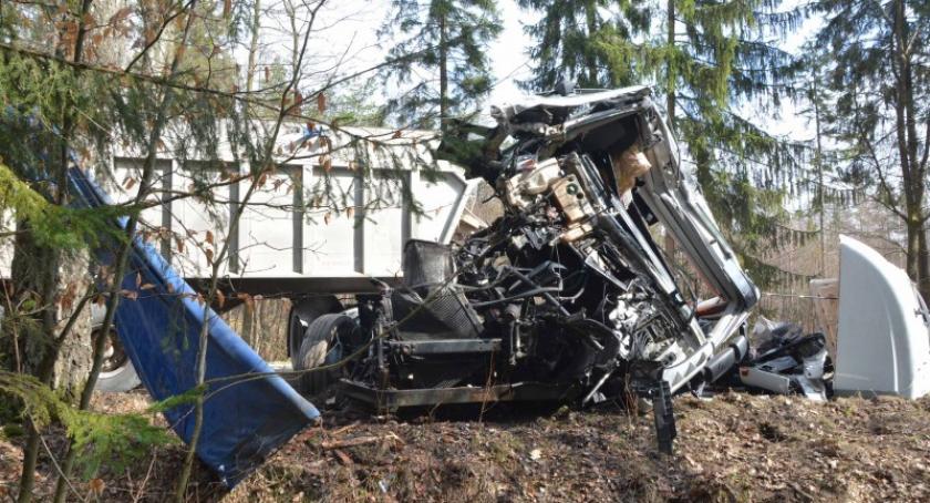 Mirachowo. Ciężarówka rozbiła się na drzewie