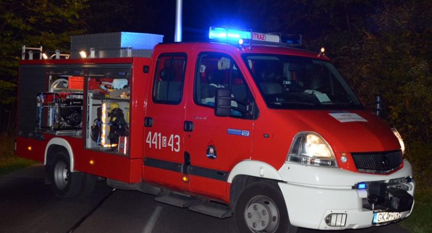 W Rębie czołówka dwóch samochodów, w Kożyczkowie dachowała honda