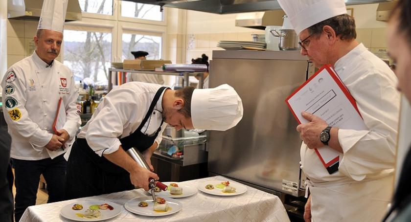 Przyrządzali fantazyjne dania z ryb i owoców morza. Międzynarodowy konkurs gastronomiczny w ZSP w Somoninie