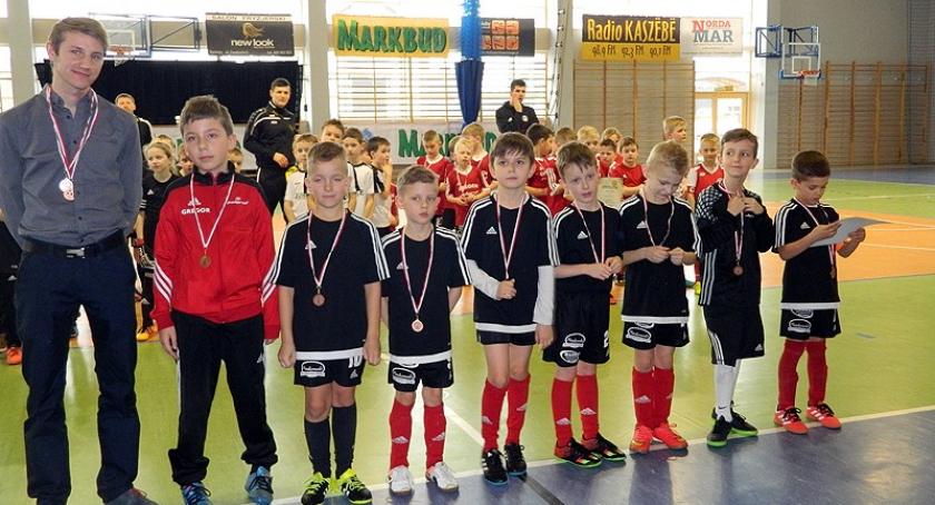 Turniej Piłki Nożnej Halowej w Kiełpinie rocznika 2009.  Zwycięstwo Olimpii Osowa po emocjonującym turnieju