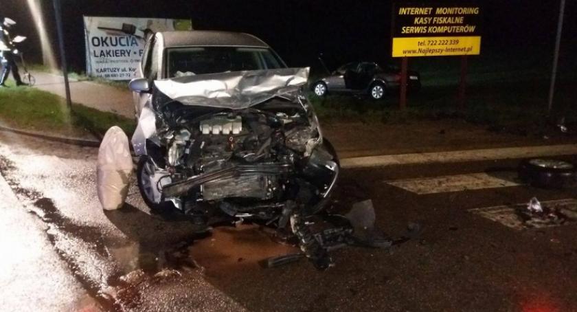 Wilanowo. Zderzenie golfa z Audi A4 - dwie osoby w szpitalu