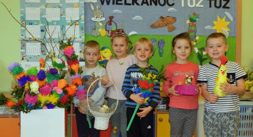 Radosne dziecięce poszukiwanie wielkanocnego zajączka