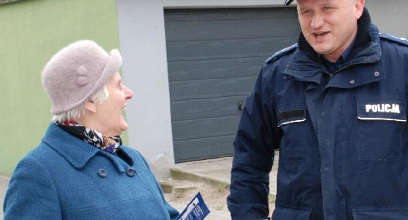 Policjanci zachęcają do korzystania z aplikacji 